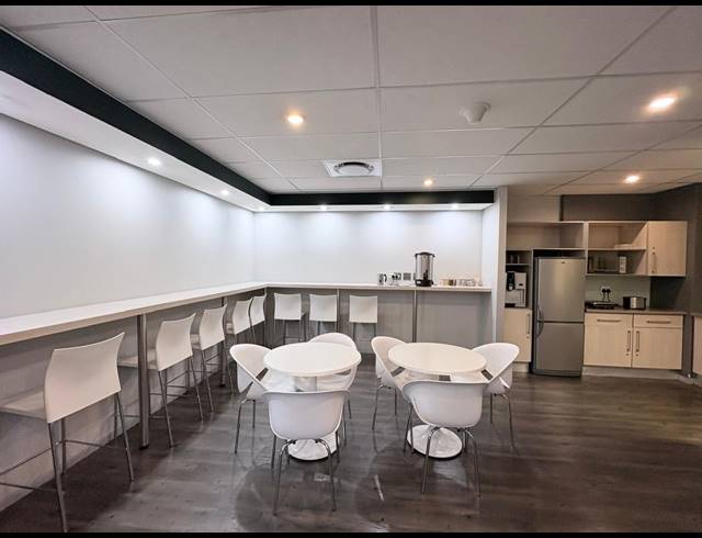 23M² SERVICED OFFICE TO LET IN FOURWAYS